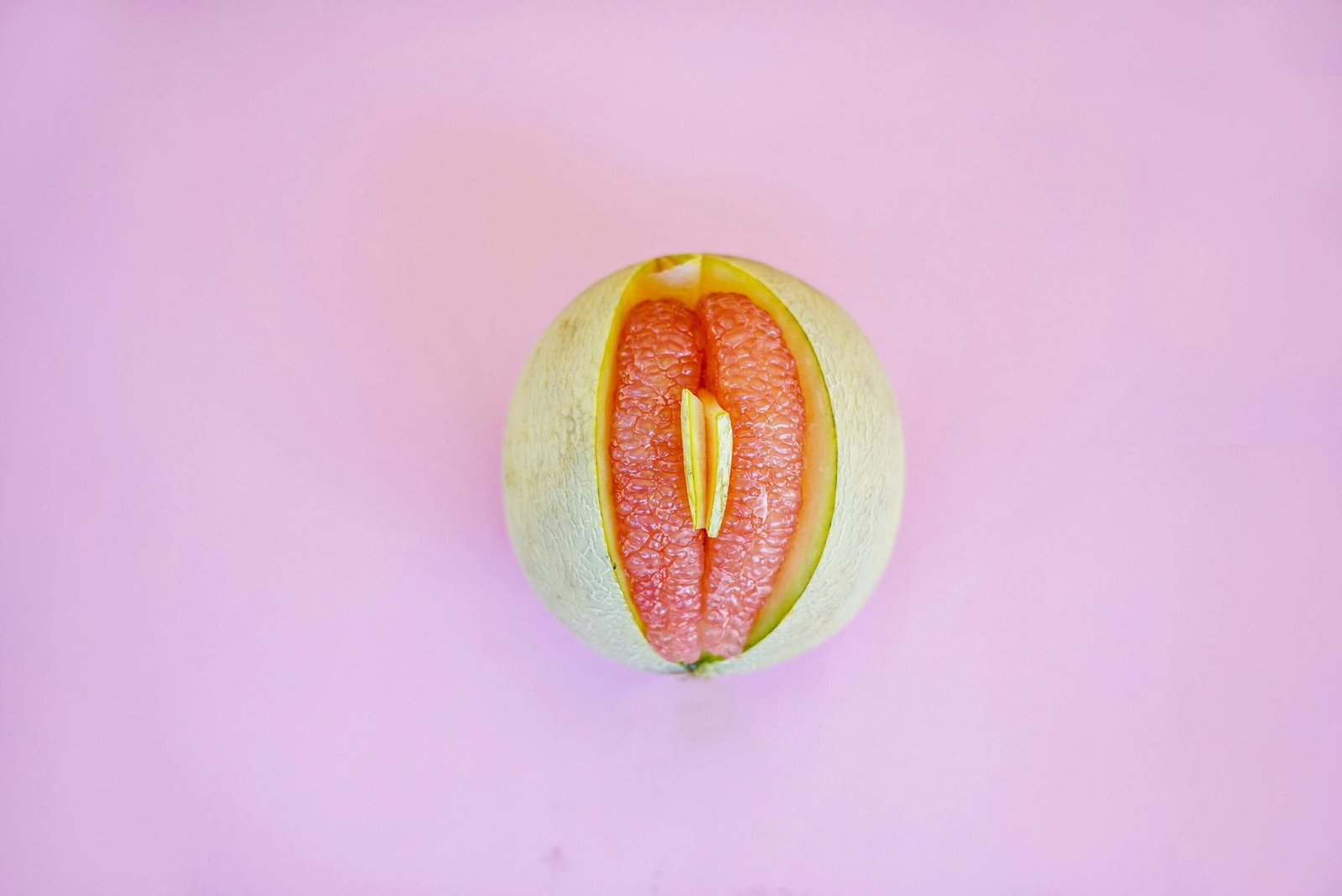 Artikel 5 des Grundgesetzes aktuell: Sexualsprache im Fokus – Vagina darf nicht mehr “Land des senkrechten Lächelns” heißen