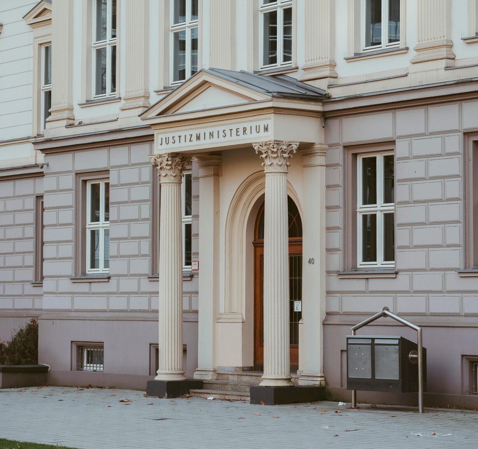 Zum Schutz der Demokratie: Gesetz zur Meinungsfreiheit um 300.000seitige Liste mit verbotenen Äußerungen ergänzt